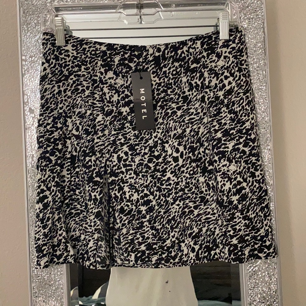 Size S Motel animal print mini skirt